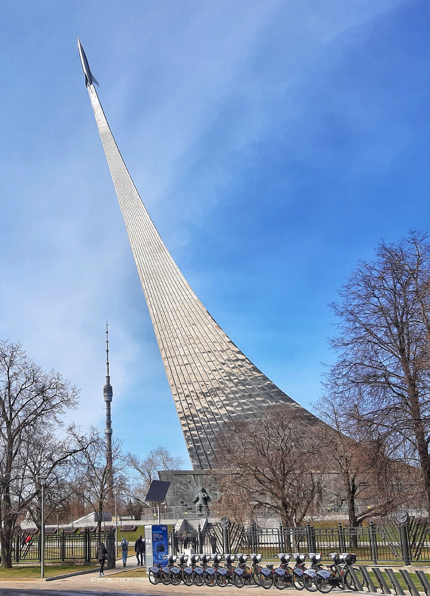 Монумент «Покорителям Космоса». ВДНХ. Москва.