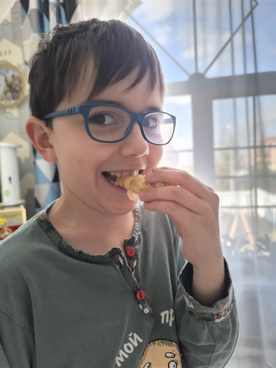 Миша и его самоприготовленный круассан с экскурсии на пекарню.