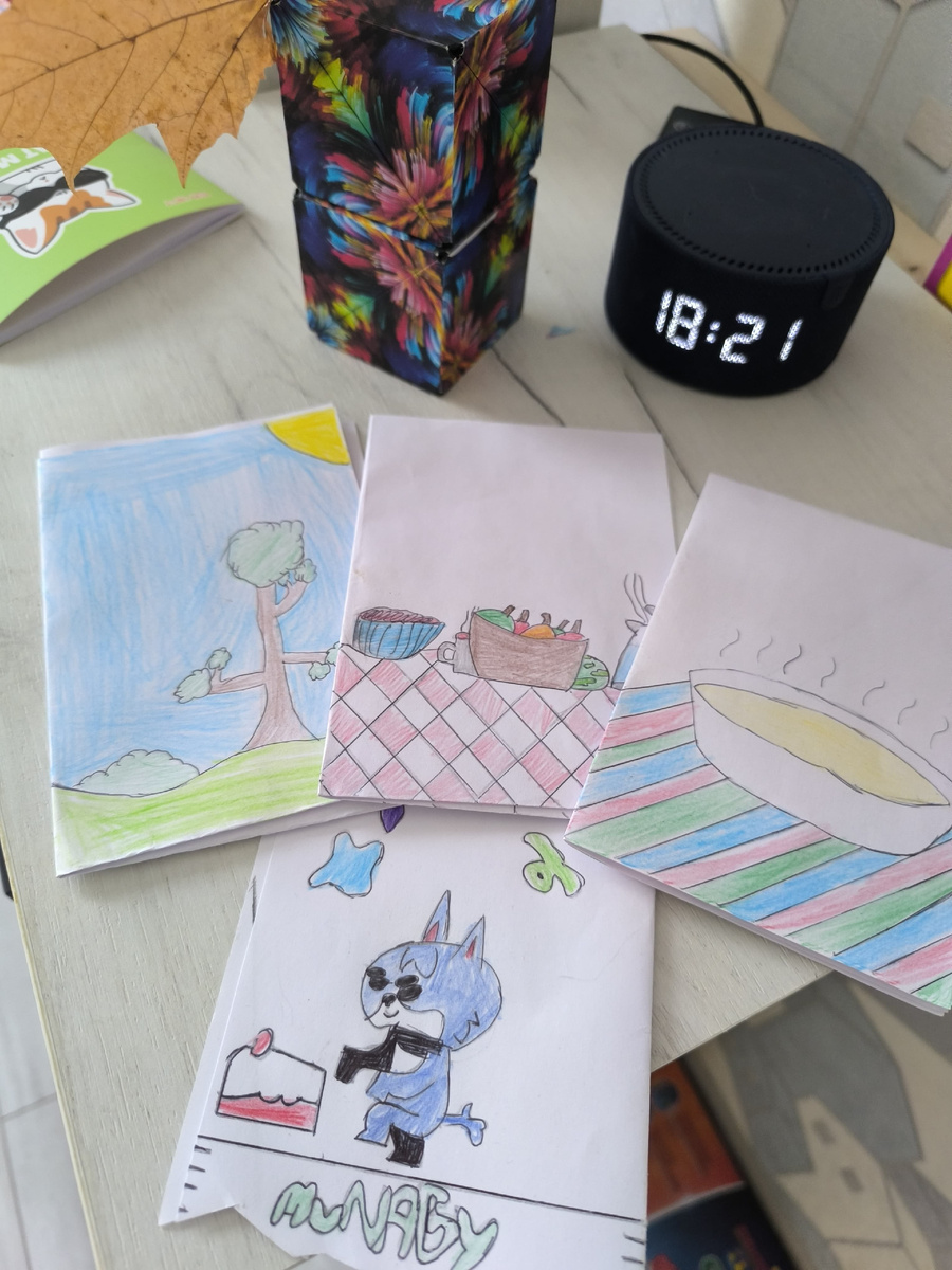 В процессе уборки нашла Костины рисунки среди кучи непонятных бумажек.