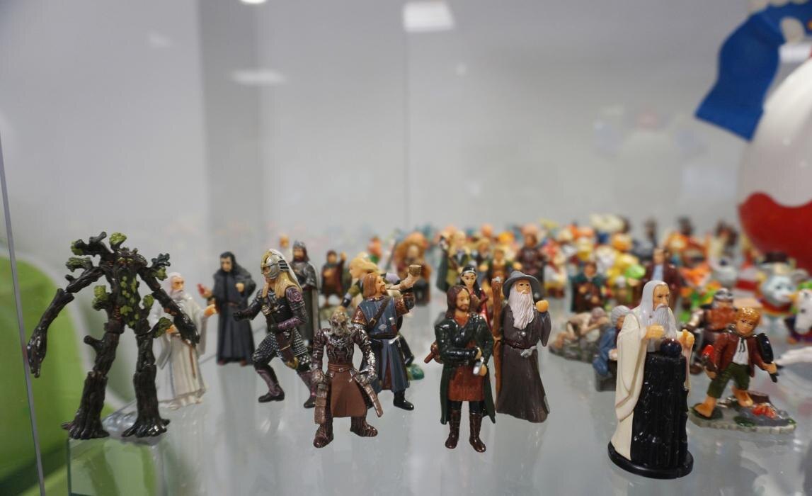 Выставка коллекционных игрушек из киндер-сюрпризов
Фото: предоставили в детской экологической библиотеке «Радуга»