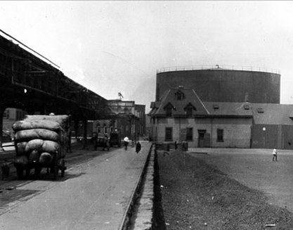 Резервуар с чёрной патокой. Источник: https://en.wikipedia.org/wiki/File:North_End_molasses_tank.jpg
