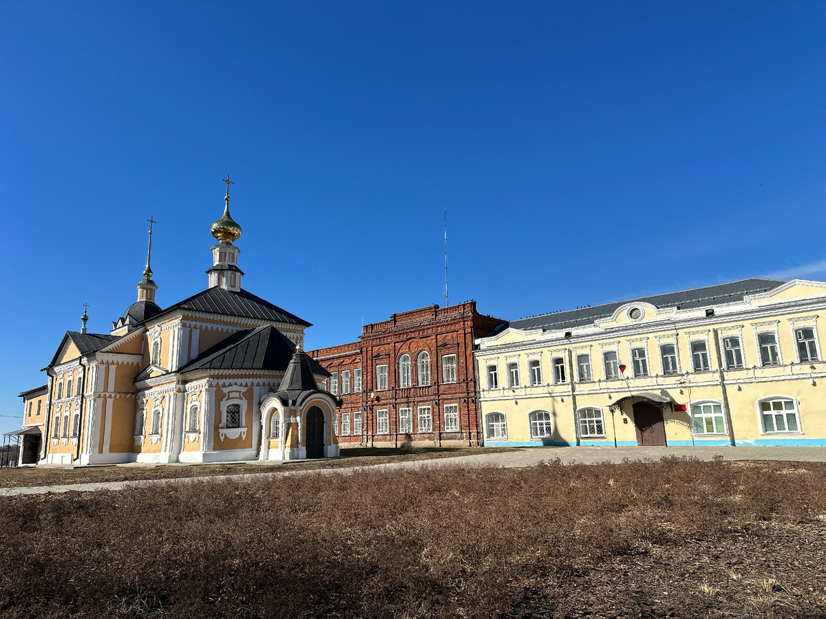 Крестоникольская церковь. В здании из красного кирпича когда-то располагалась женская гимназия.