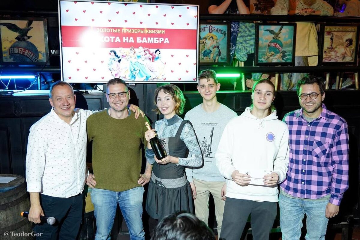 Это та самая "скрепа". Мы не только играли в КвизМи, но иногда и выигрывали. Из шестерых запечатлённых на фотографии в Аргентине остались пятеро