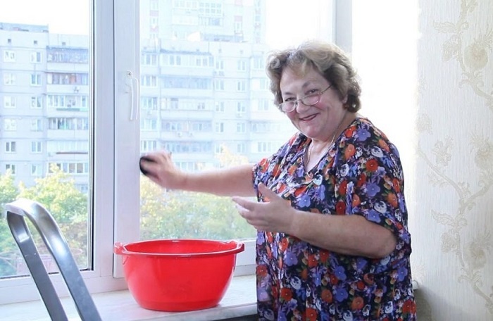 Вместо денег попросите, чтобы в квартире помыли окна. / Фото: heatprof.ru