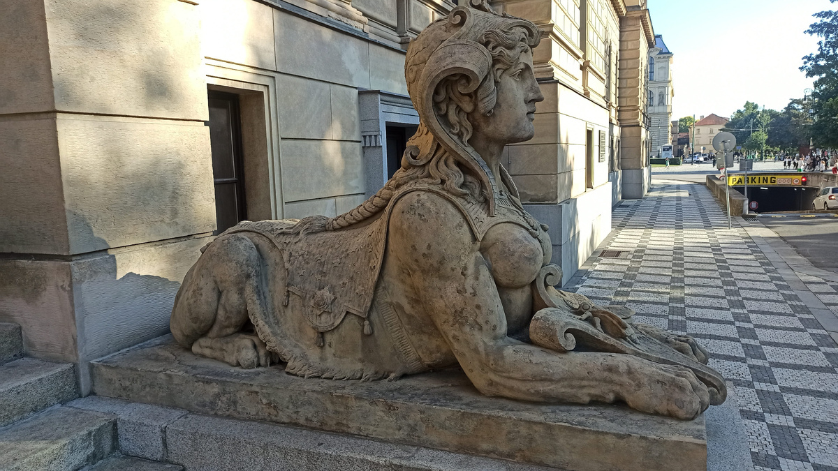 Сфинксы охраняют вход с Набережной Влтавы