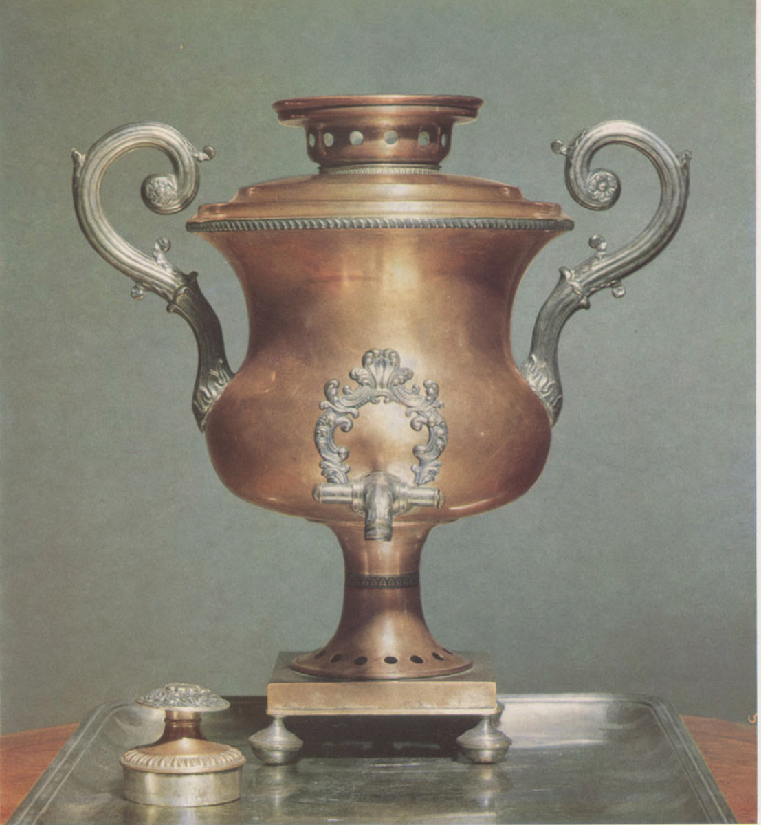 Самовар из красной посеребренной меди, сделанный в 1830-х-1840-х годах на московской фабрике В.И. Розенштрауха. Из собрания Государственного Русского музея