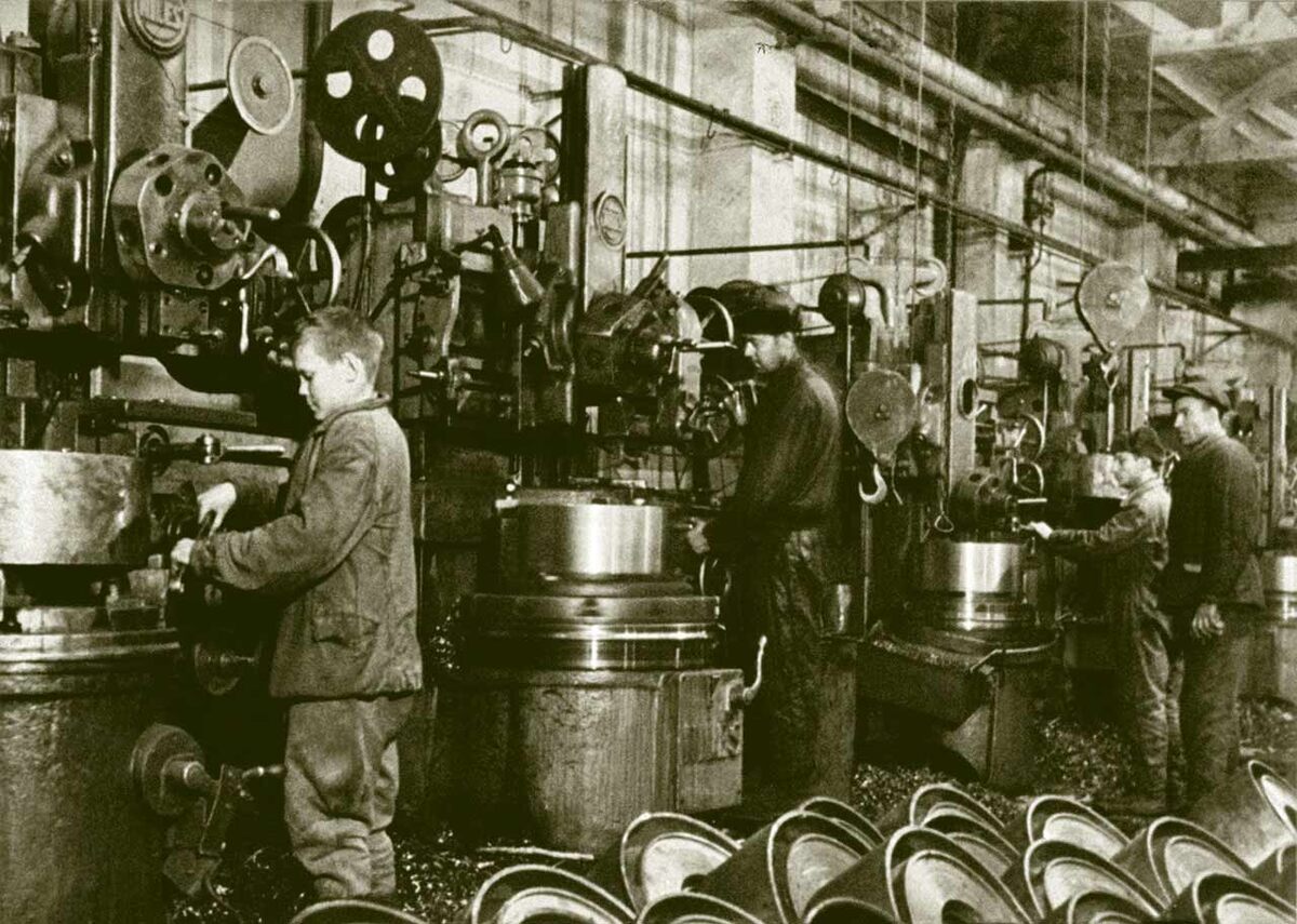 У станков нередко работали даже подростки