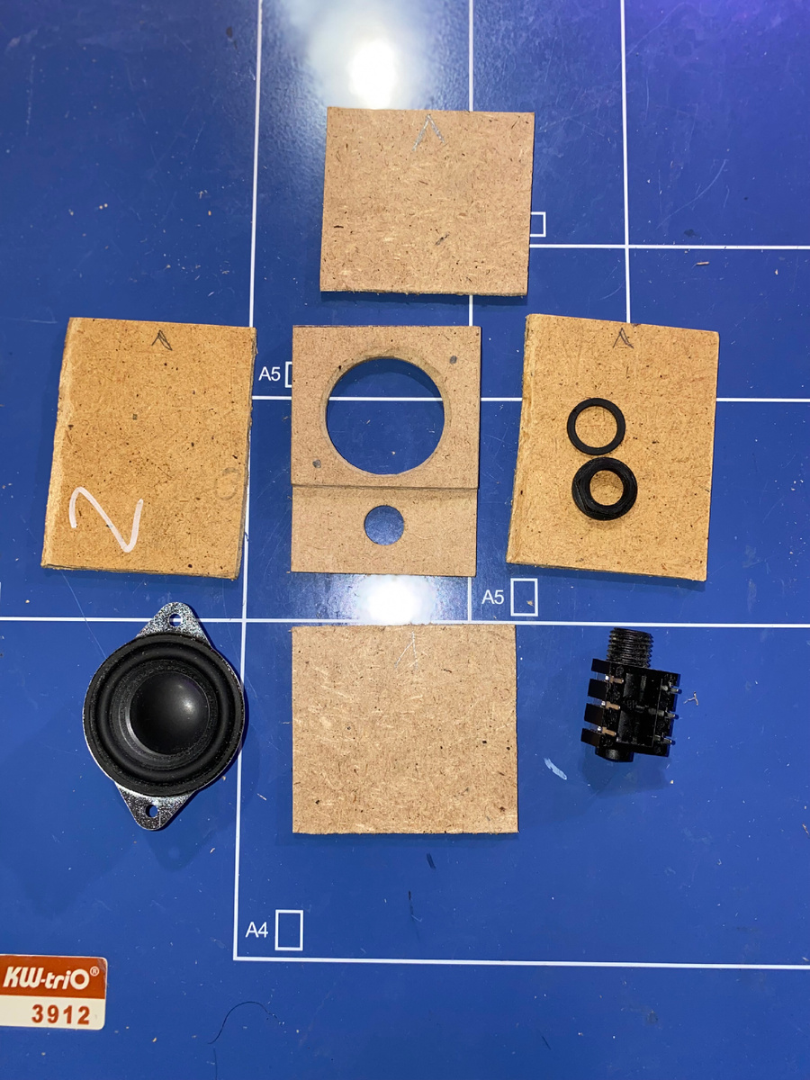 Для этого я взял мдф и ориентируясь на размер динамика и гитарного входа нарезал его. Ровно не получится поэтому делаем допуск миллиметра два, три.  