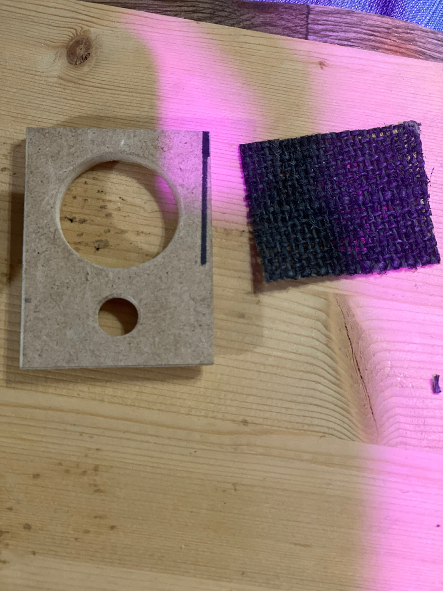 Сборка начинается с сетки на динамик. Делаем всё аккуратно. Сетка это ткань мешковина покрашенная в чёрный акрил. Сначала красим потом отрезаем, краска скрепляет сетку. Можно и не красить, а пропитать клеем пва. Отверстия сверлил коронкой и меньшее, сверлом и потом скальпелем зачищал края. Края мдф также выравнивал на наждачке.