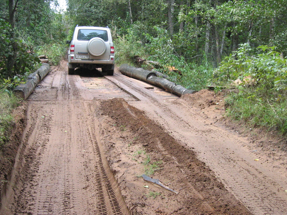 Наверное, это первый раз, когда УАЗик прочертил мостом.