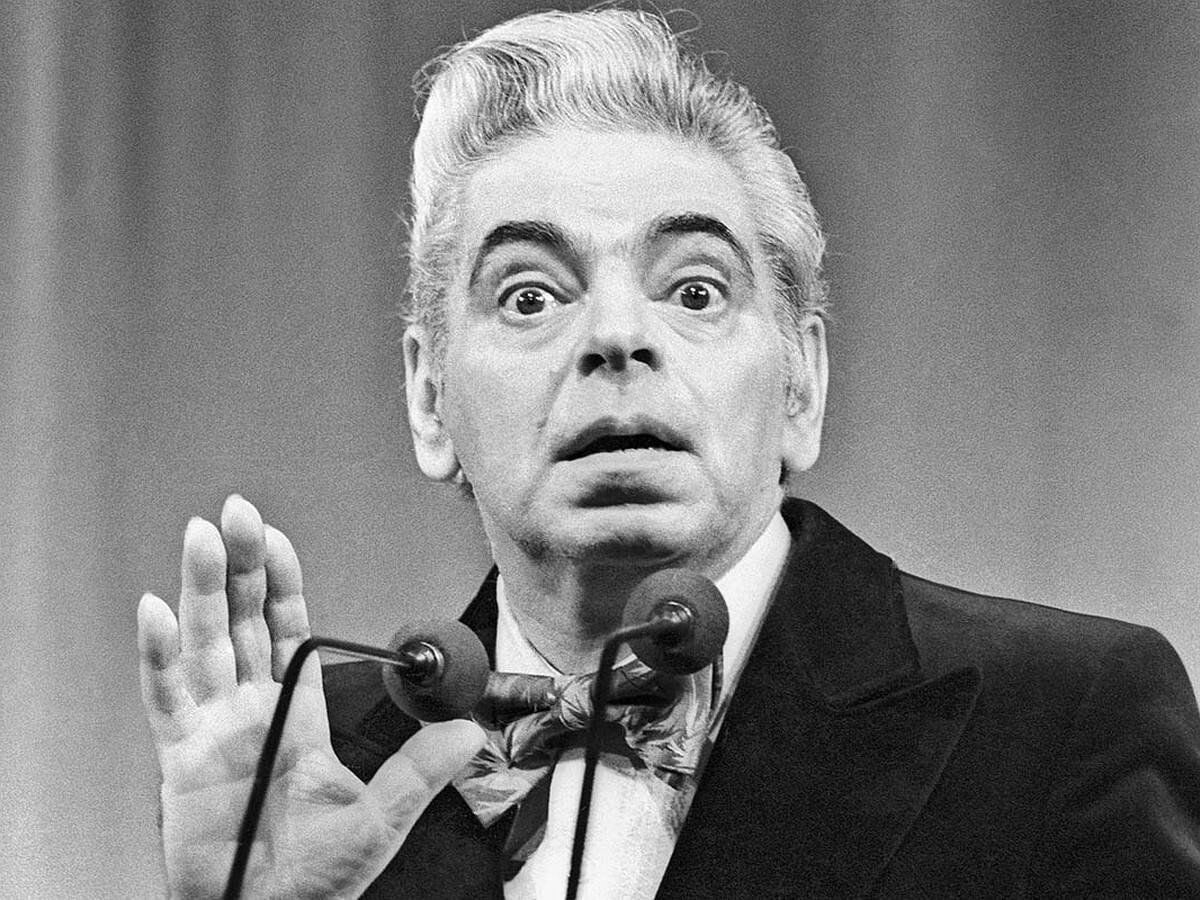 С 1939 года — актёр, с 1942 года — художественный руководитель Ленинградского театра миниатюр (с 1982 года — Государственный театр миниатюр в Москве, с 1987 года — театр «Сатирикон», с 1991 года — театр имени А.И. Райкина).