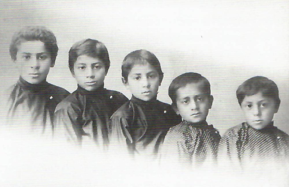 Тачат Хачванкян (крайний слева) с братьями Мушегом, Ованесом, Артаком и Ваге. Источник: Тачат Хачванкян. Составитель альбома, автор текста и приложений: Артур Авакян. — Ер.: Институт искусств НАН РА, 2007