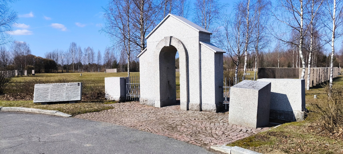 Вход на кладбище оформлен строго, монументально, без изысков: ворота - вход, справа на камне карта кладбища, слева - общая информация о кладбище