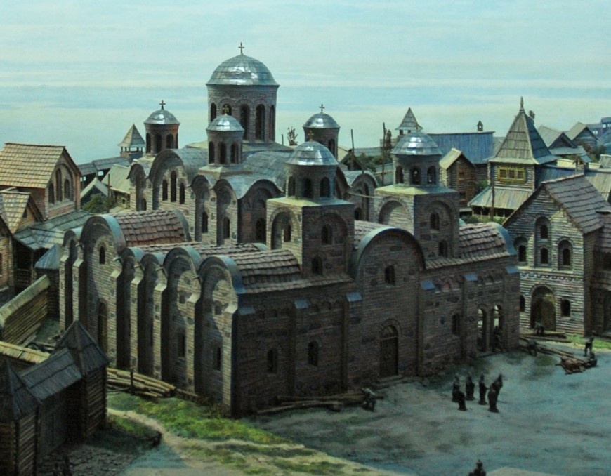 Десятинная каменная Церковь в честь Пресвятой Богородицы в Киеве. Одна из первых Церквей Руси. На ее возведение Великий князь Владимир  направил десятую часть своих доходов.