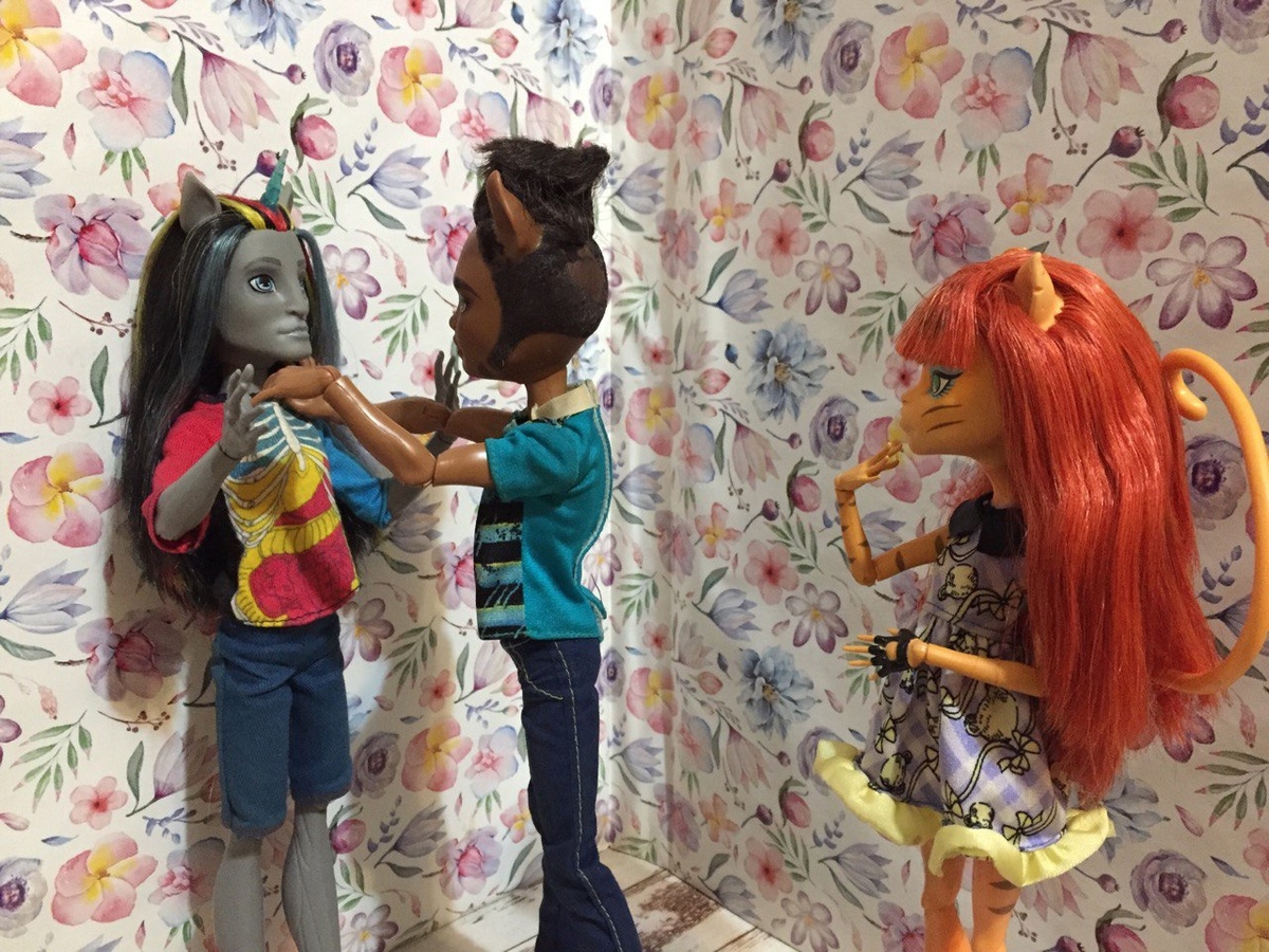 Весеннее обострение у парней: ссора из-за девушки, которую они когда-то бросили.