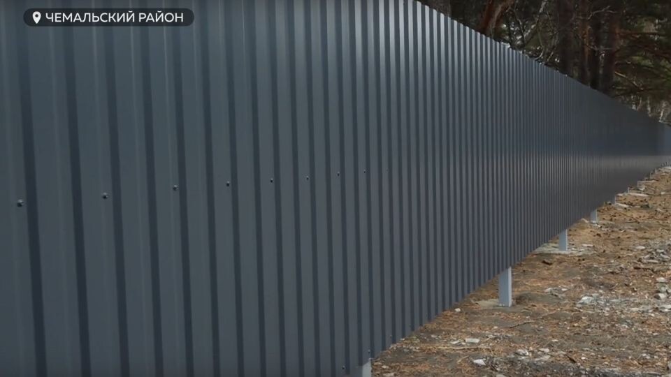    Забор на берегу Катуни. Источник: "Толк"