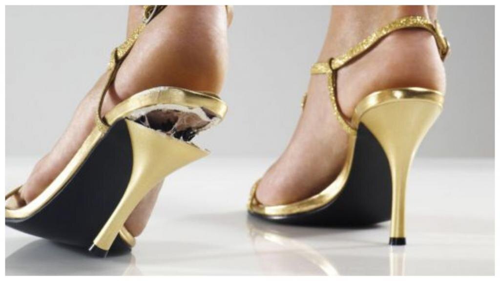 Сломанный каблук на босоножках.