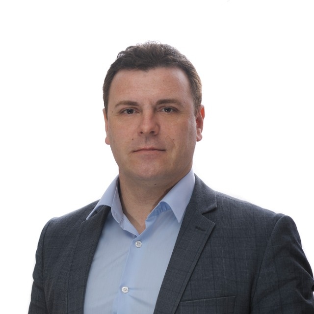 Пётр Зименс назначен временно исполняющим обязанности генерального директора АО «Заречное».

По решению Администрации Елизовского муниципального района, выступающей единственным акционером АО «Заречное», в лице временно исполняющего полномочия главы Елизовского муниципального района Андрея Гончарова, Петр Зименс назначен временно исполняющим обязанности генерального директора ОА «Заречное». В тот же день с новым руководителем и коллективом АО «Заречное» встретился временно исполняющий полномочия главы Елизовского муниципального района Андрей Гончаров.

Пётр Николаевич Зименс родился 5 марта 1981 года в селе Аянка Пенжинского района Камчатской области. В 2003 году окончил Камчатский государственный технический университет по специальности «Экономика и управление на предприятии». Имеет большой опыт работы в сфере сельскохозяйственного производства, в том числе в АО «Заречное» - с 2020 по 2024 годы был заместителем генерального директора по экономике.

Решение о назначении Петра Зименса временно исполняющим обязанности генерального директора было принято для бесперебойной и стабильной работы предприятия, поскольку «Заречное» обеспечивает молочной продукцией не только население, но и социальные объекты региона.

Напомним, АО «Заречное» - одно из ведущих агропромышленных предприятий Камчатского края, которое занимается молочным животноводством и растениеводством. Ведёт свою историю с 1968 года.

«Заречное» ежедневно поставляет до 22 тонн молочной продукции: сметану, творог, сыры, масло, молоко, кефир, ряженку и прочее. 

На предприятии содержатся более 2,5 тысячи голов крупного рогатого скота. Продукция АО «Заречное» являлась многократным победителем различных конкурсов: Всероссийского конкурса «Всероссийская марка (III тысячелетие) Знак Качества XXI века», регионального конкурса «Лидер качества» и других.

