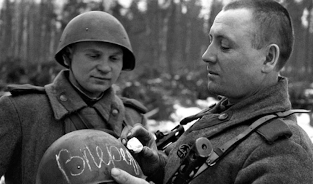 Вперед на Запад! - делает надпись на каске сержант М.Г.Курмаев, рядом с ним сержант В.А.Каренюгин. 3-й Белорусский фронт. 27 января 1945 года. Фото Белянина