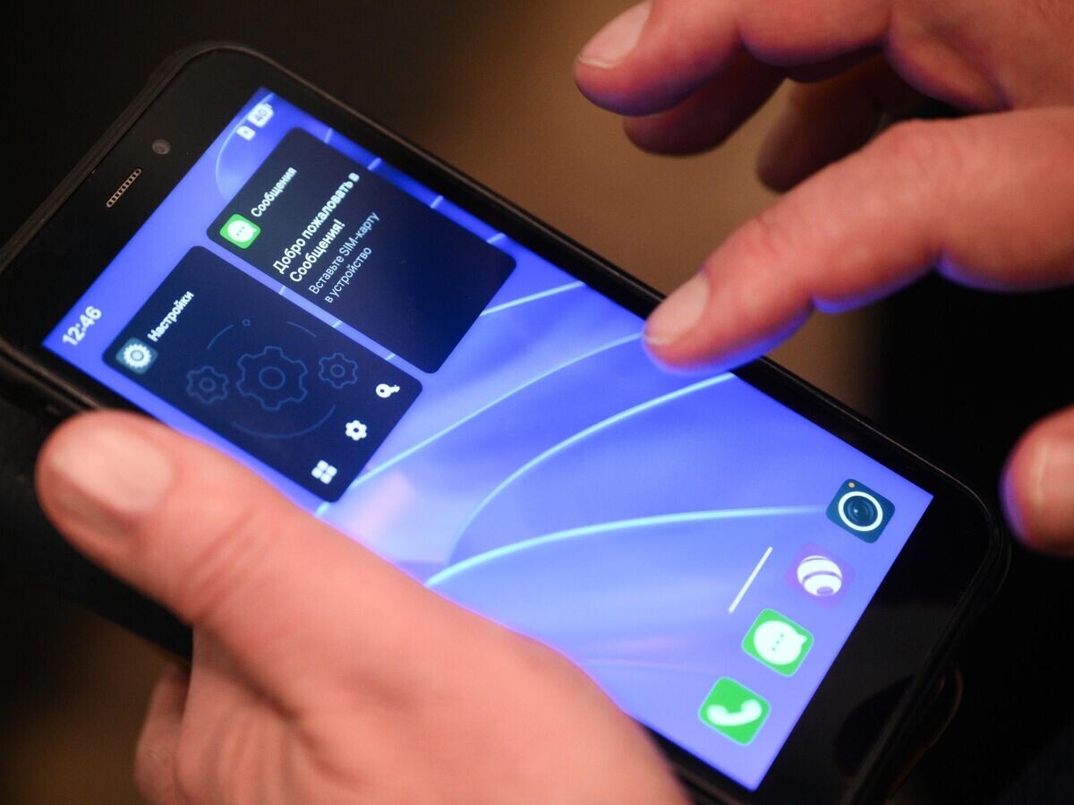    Смартфон с операционной системой "Аврора"© РИА Новости / Александр Кряжев