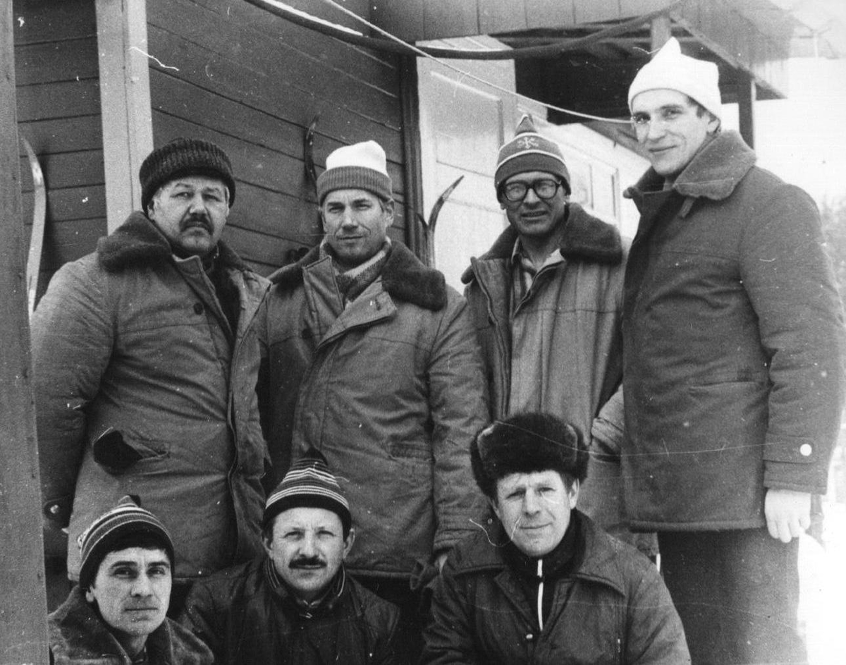 На фото сотрудники отдела на даче у автора.
 Автор внизу, крайний справа. 1987 г.