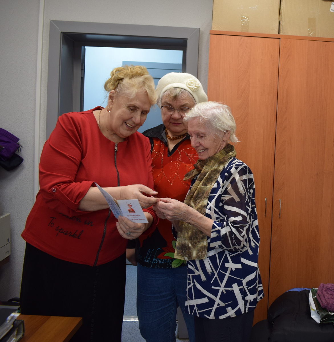 Лариса Садкова вручила Валентине Ильиничне медаль "80 лет Великой Победы" 