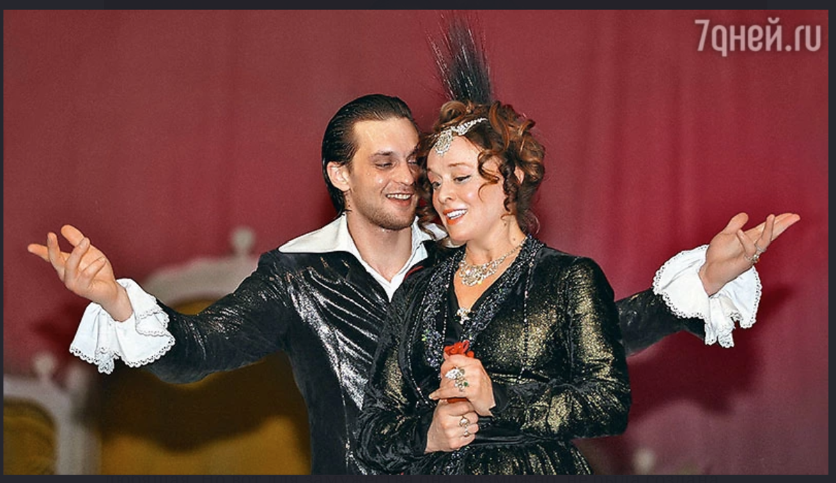 Маргарита Терехова с Александром Домогаровым в спектакле "Милый друг", 2011 год. Фото East News. Источник: 7 Дней. 