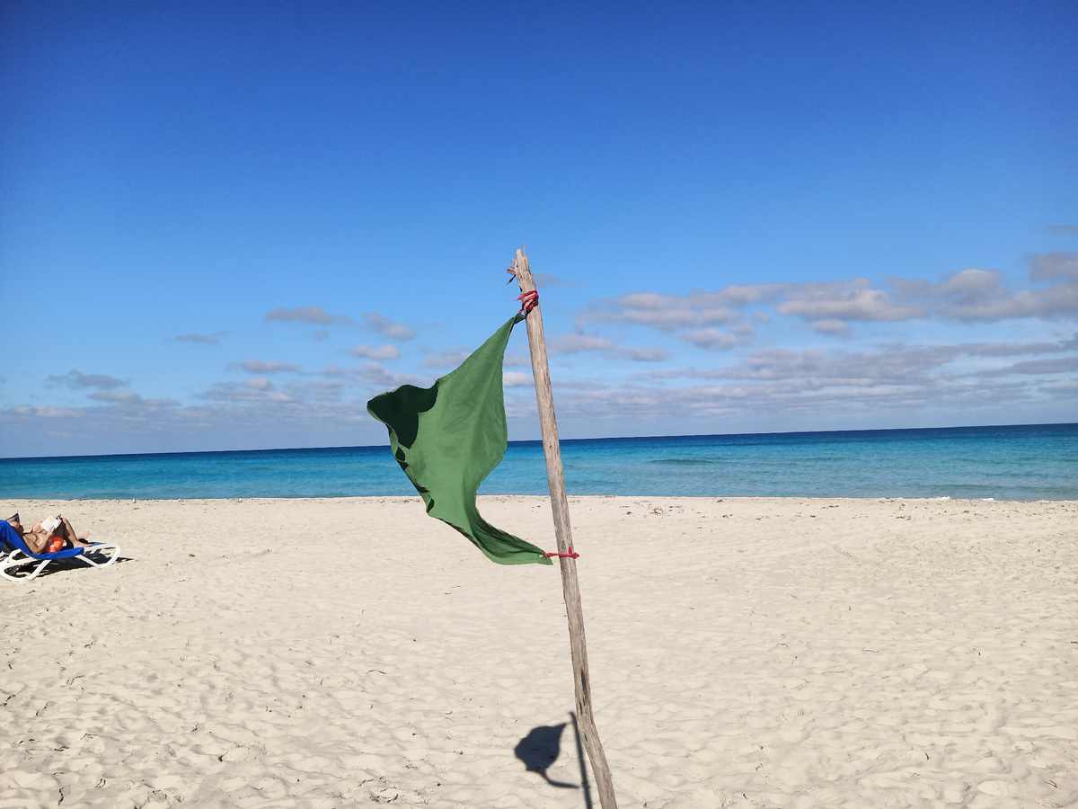 Зелёный флаг на пляже - можно купаться без опасений