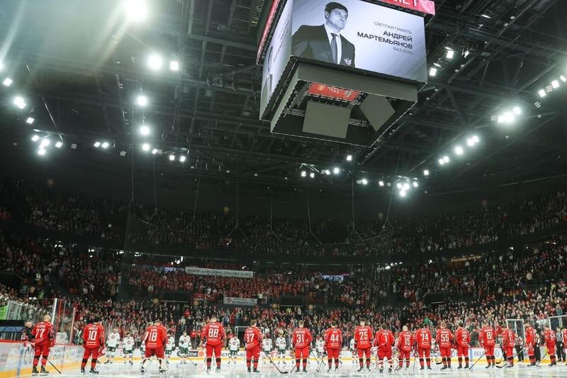    Пресс-служба ХК «Автомобилист»/Болельщики почтили память Андрея Мартемьянова