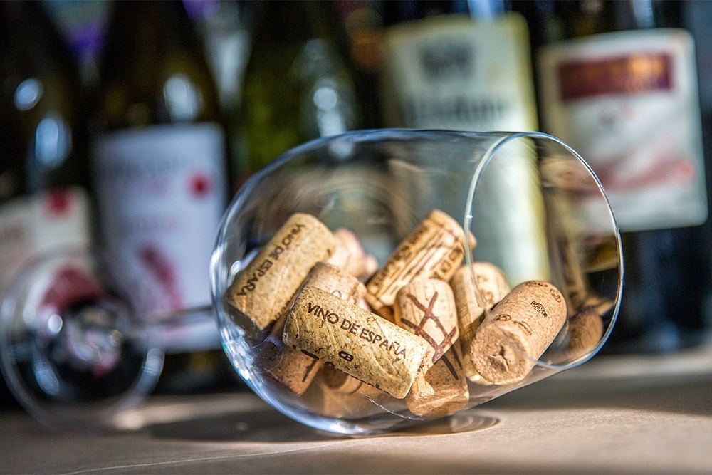    Правительство рассчитывает, что к 2030 году россияне снизят потребление алкоголя на 12 процентов. В числе возможных мер - запрет скидок и ограничения выкладки в прикассовой зоне. / Александр Корольков