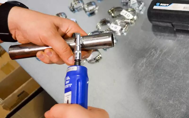    Затяжка хомута производилась тарированной динамометрической отверткой.