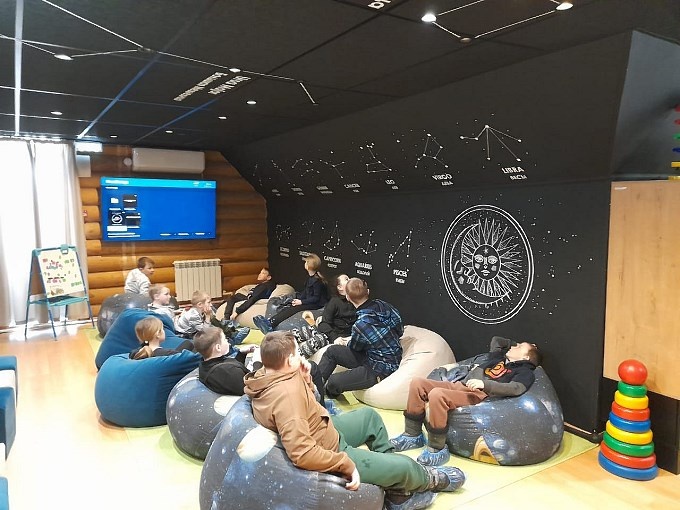 Дети смотрят фильм на большом экране