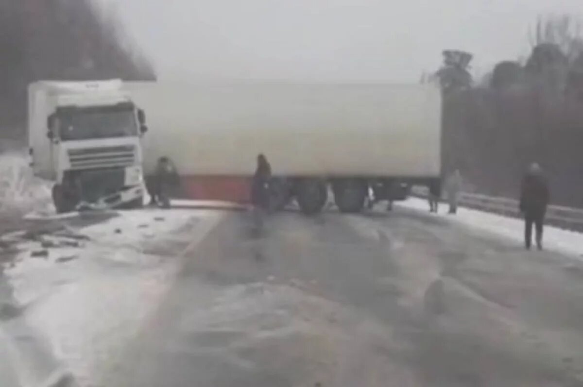    Один из очевидцев заснял на видео как фура перекрыла движение