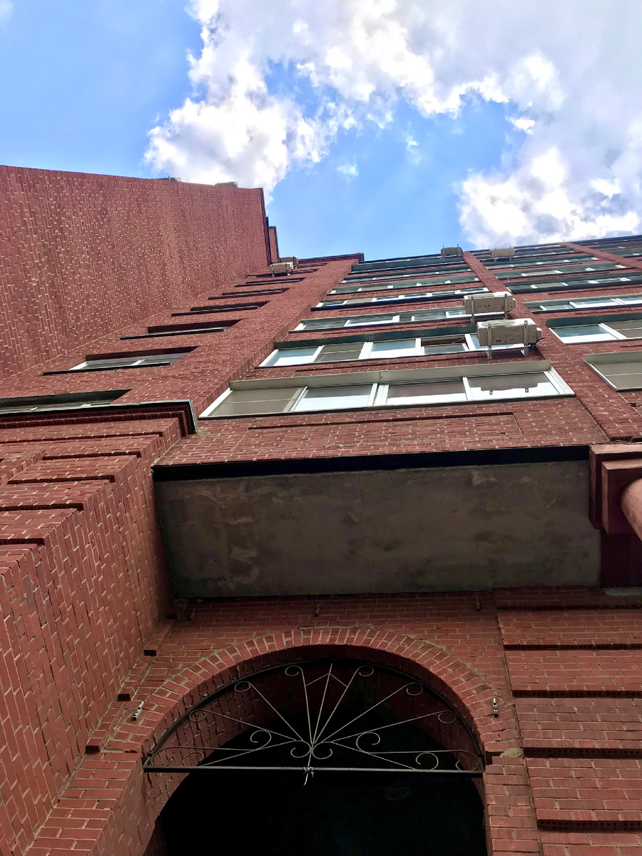 Так выглядит взгляд на обстоятельства, которые порой окружают.Очень похоже на путь «Из тернии к звездам»