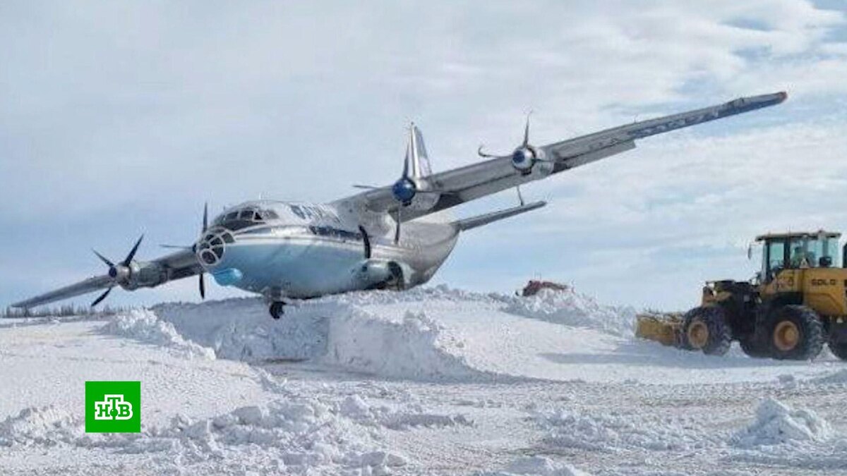    Очевидцы сняли на видео момент жесткой посадки Ан-12 в Новом Уренгое
