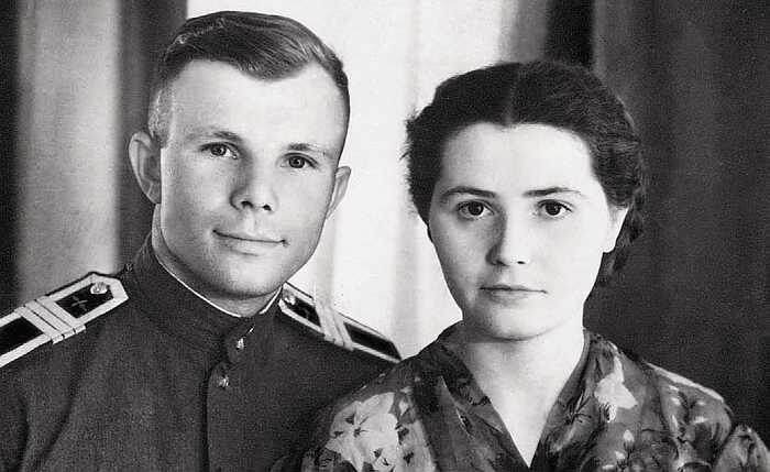 Юрий Гагарин с женой Валентиной, 1957 год