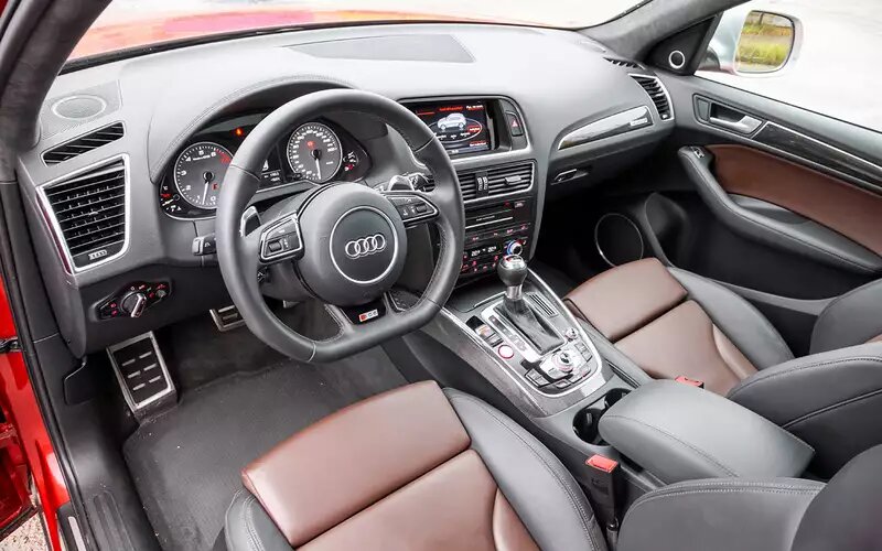    Даже в рестайлинговой версии салон выглядит не особо современно. Но многим нравится консерватизм, а к материалам отделки и износостойкости не придерешься.