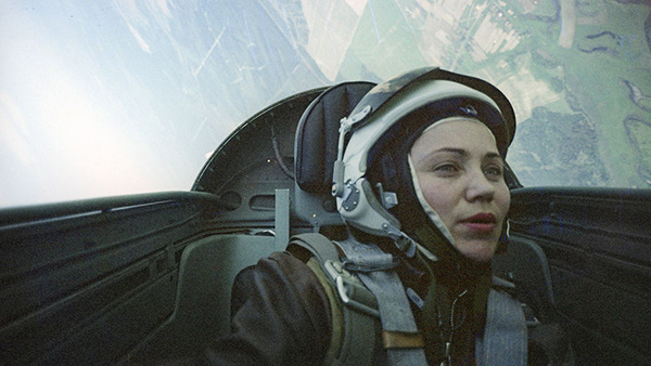Марина Попович, 1966 год. Снимок сделан с помощью фотокамеры, установленной в кабине реактивного самолета во время выполнения фигуры высшего пилотажа «бочка»