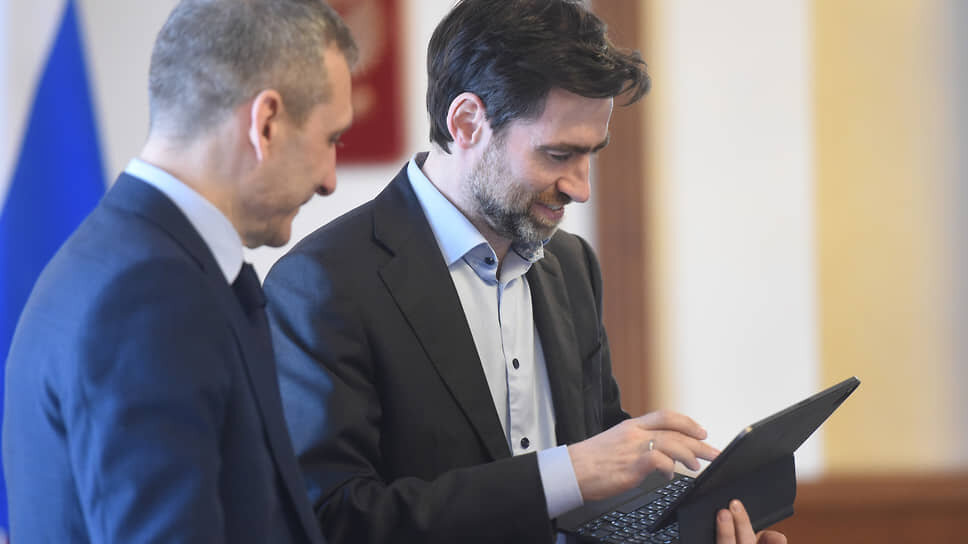 Первый заместитель Председателя Правительства Ленинградской области – председатель комитета финансов Роман Марков (слева) и Заместитель Председателя Правительства Ленинградской области – председатель комитета экономического развития и инвестиционной деятельности Дмитрий Ялов.📷Фото: Александр Коряков / Коммерсантъ