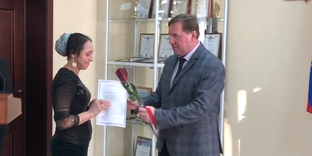 «Очередное позорище!»: цыганам раздали новенькие квартиры в российском регионе