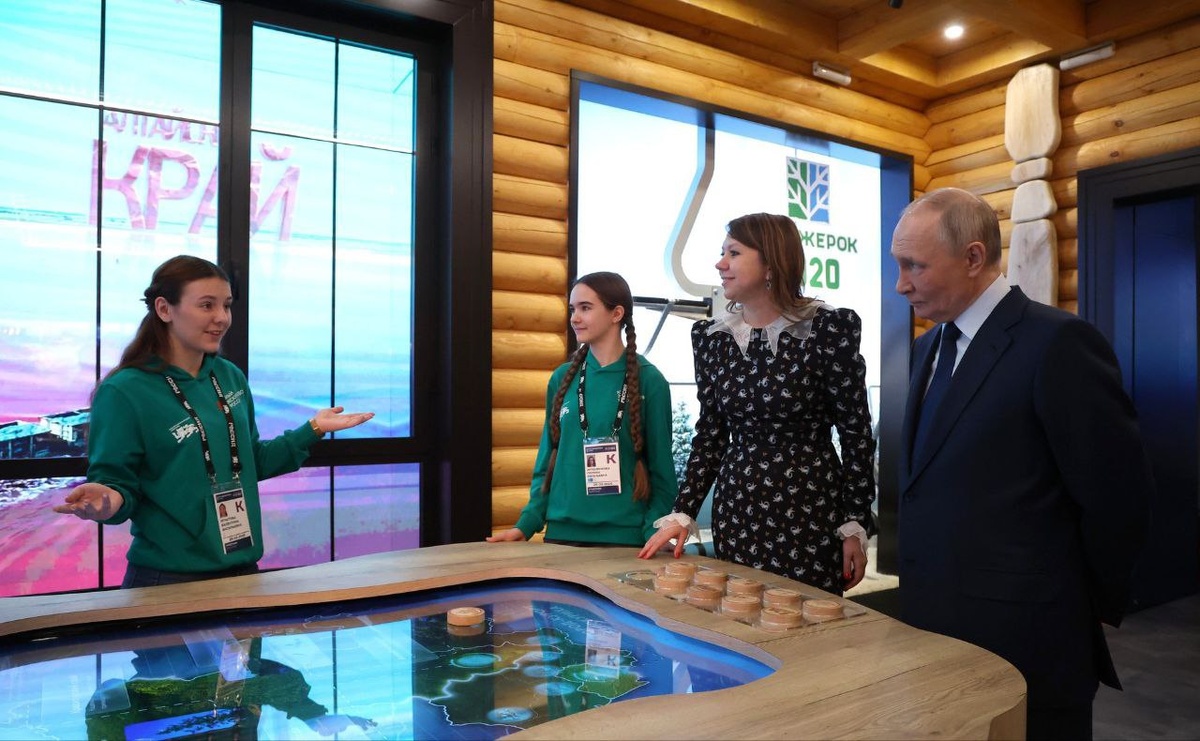     Школьница из Красноярского края провела экскурсию президенту Владимиру Путину