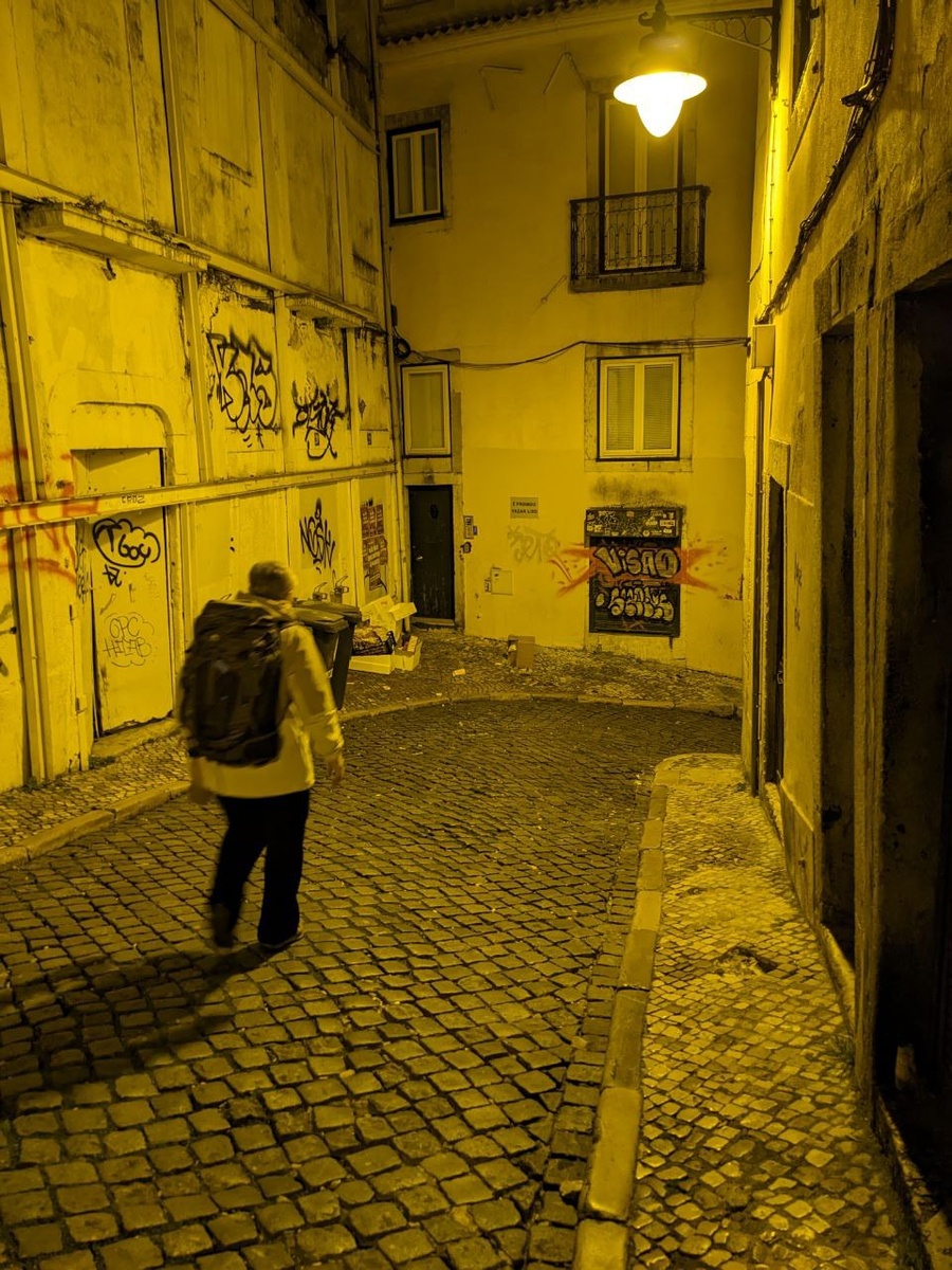 Заворачиваем за угол и сразу площадь Россиу.  Контрасты Лиссабона 