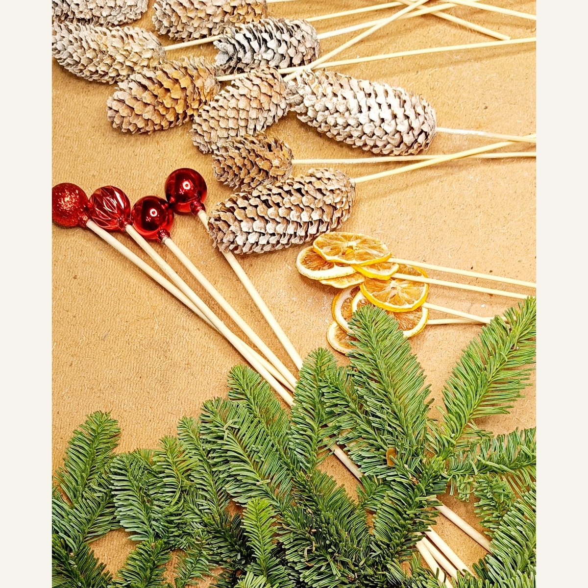Я использовала шишки голубой ели, шарики и высушенные дольки лимона.