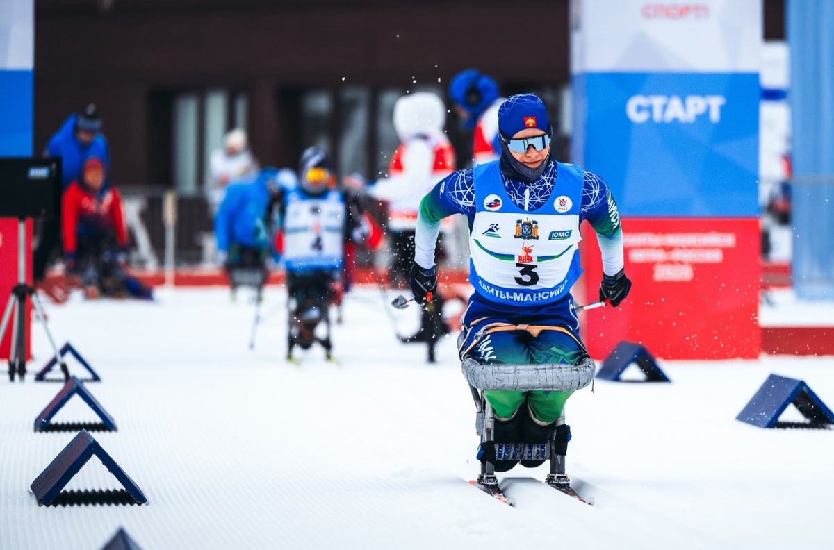    Не затерялись в компании легенд
