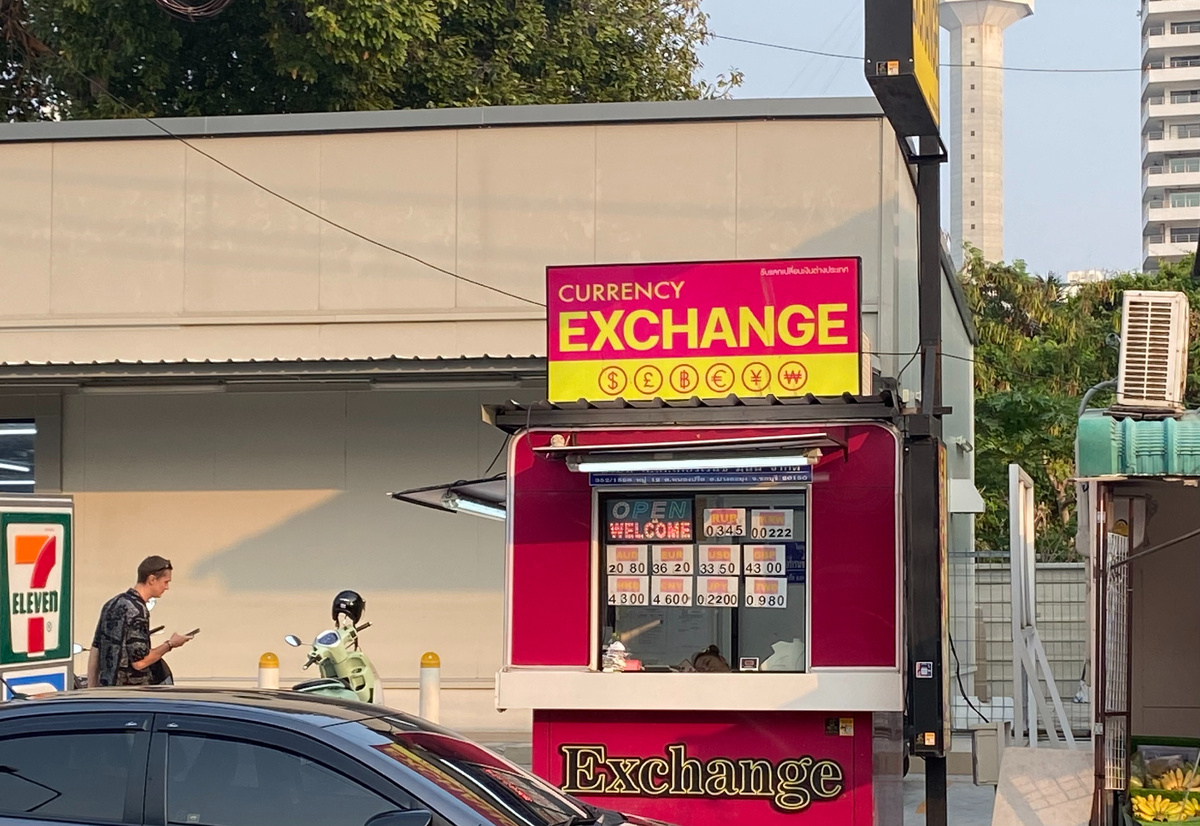 На "русской улице" курс рубля в это время был 0,330-0,340