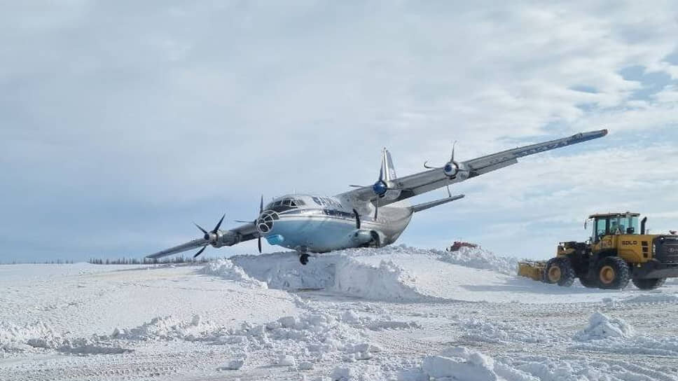 Опрокинувшийся Ан-12 .📷Фото: Центральное МСУТ СКР