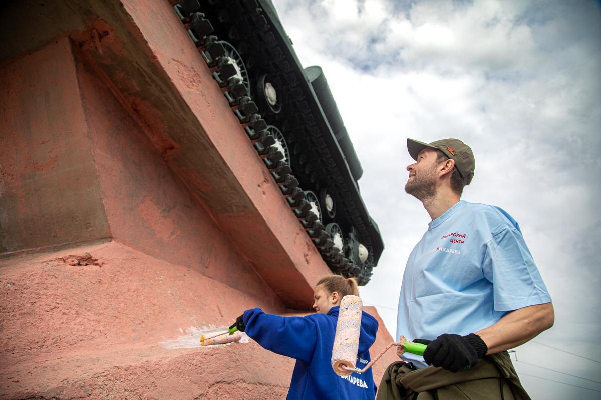 Алексей Вихарев и волонтеры - реставрация памятника в ДНР