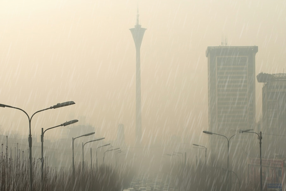     Фото: Lummi.Ai Кислотные дожди остались по большей части в прошлом и стали историей экологического успеха. Но на смену им пришла новая угроза