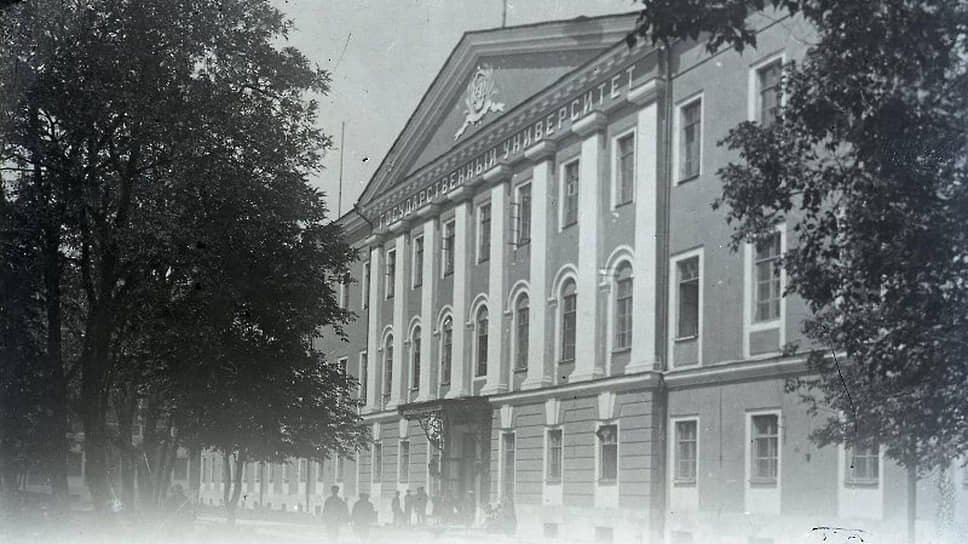 Воронежский театр кукол основан в октябре 1925 года Николаем Беззубцевым. Первые несколько лет театр работал на базе главного корпуса Воронежского госуниверситета. В 1930-х годах театр переезжает в здание Молодого театра. На фото — университет, 1930 год.📷Фото: Фото из архива Воронежского театра кукол имени В.А. Вольховского / Коммерсантъ