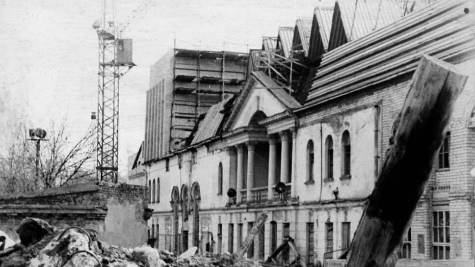 В разные годы театр работал в здании Борисоглебского драмтеатра, в неприспособленном здании на ул. Никитинской, в академическом театре драмы им. А. Кольцова, на третьем этаже кинотеатра «Юность». В 1984 году театр переехал в постоянное здание на проспекте Революции, где находится и сейчас. На фото — строительство театра, 1983 год .📷Фото: Фото из архива Воронежского театра кукол имени В.А. Вольховского / Коммерсантъ